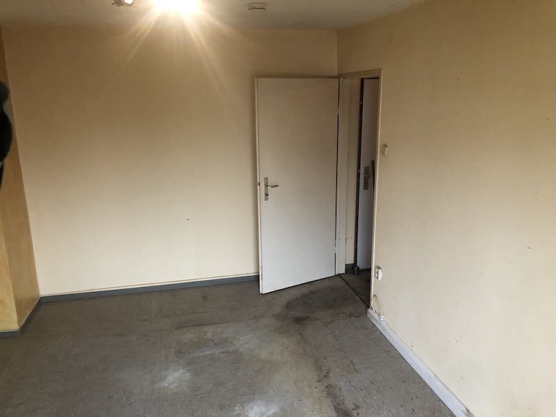 Dasselbe Zimmer besenrein geräumt nach der Haushaltsauflösung in Karlsruhe
